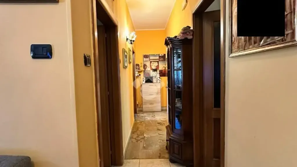 Esik - Three-Bedroom Apartment with Balcony in Crotone