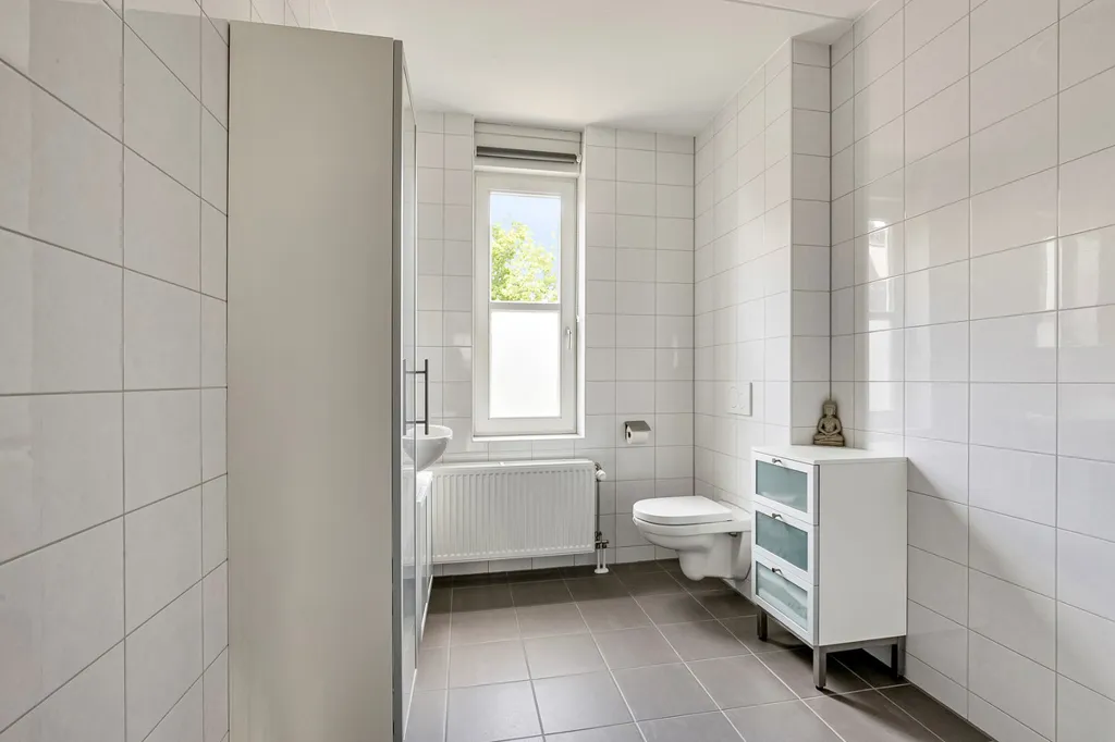 Salles de bain - Modern Two-Storey House with Garden in Babberich