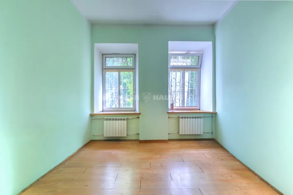 Pièces - 4-Bedroom Apartment with Traditional Features in Vilnius