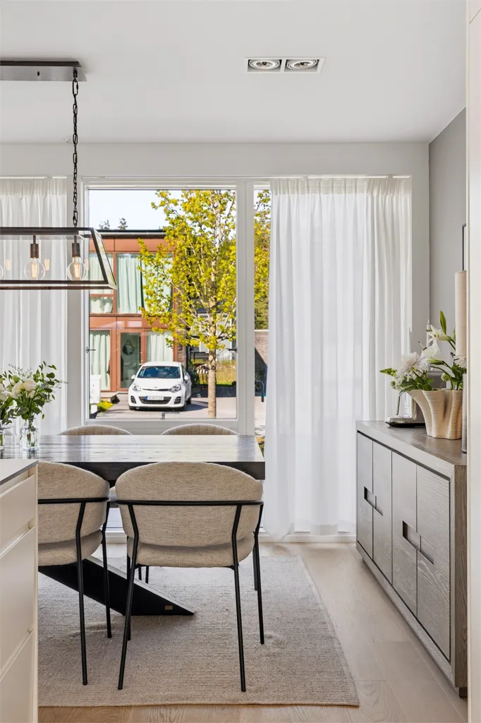 Söögituba - Modern Two-Storey Flat with Garden in Klinta