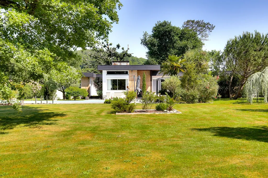 Garden - Architectural Villa with Pool in Labatut