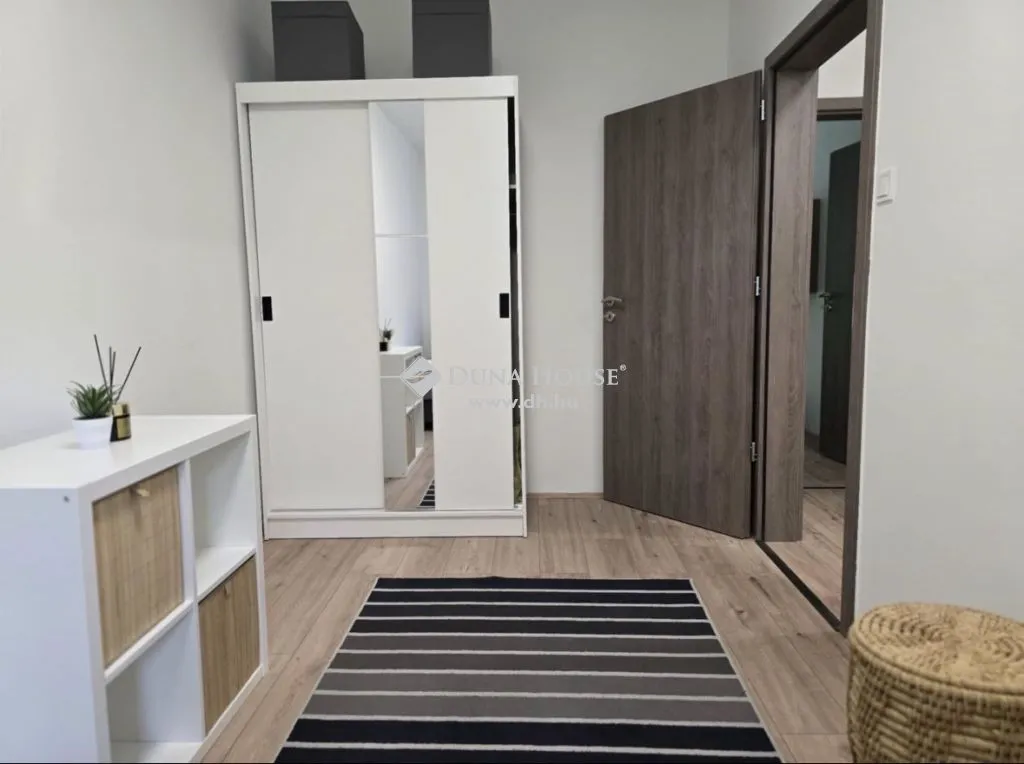 Esik - Modern 2-Bedroom Flat in Pécs