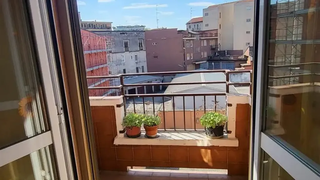 Balcon - 3-Bedroom Apartment with Balcony in Milan