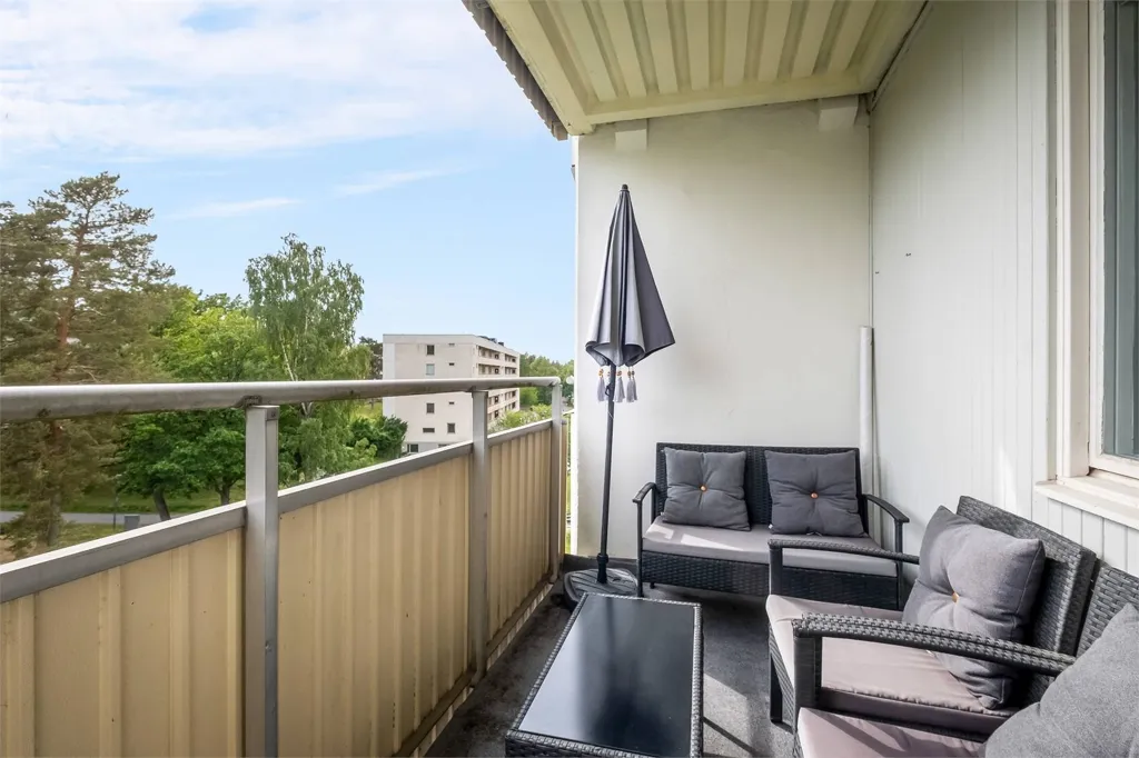 Balcony - Apartment with Balcony on 4th Floor in Skogås