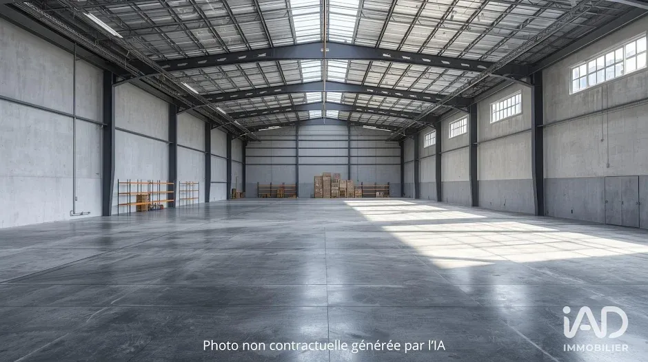 Stanze - Large Industrial Warehouse with Loading Bays in Lons