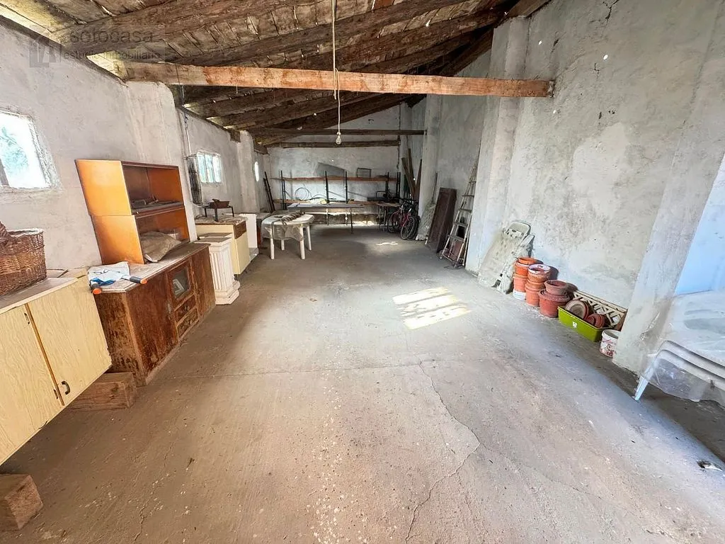 Garaaž - Six-Bedroom House with Large Plot in Renedo de Esgueva