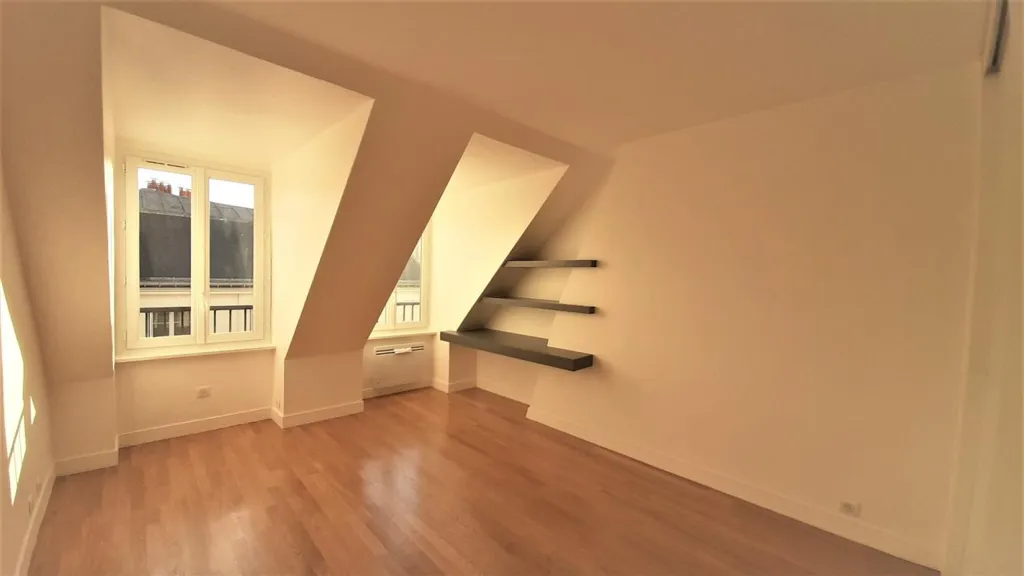 Stanze - Mansardé Flat in Haussmannian Building, Paris