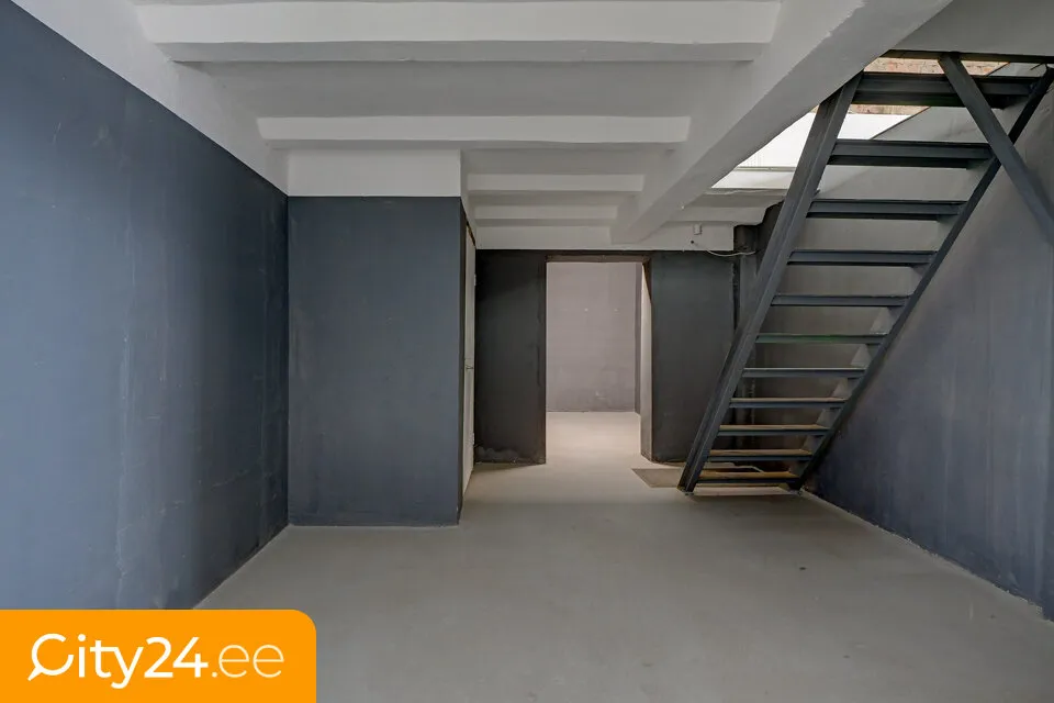 Toad - Warehouse/Shop Space with 3 Floors in VEF District