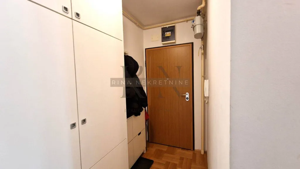 Entrée - Modern 2-Bedroom Flat with Parking in Prečko, Zagreb