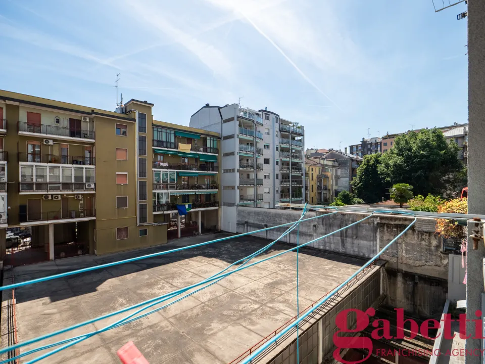 Balcon - Triplex with Balconies in Lambrate, Milan