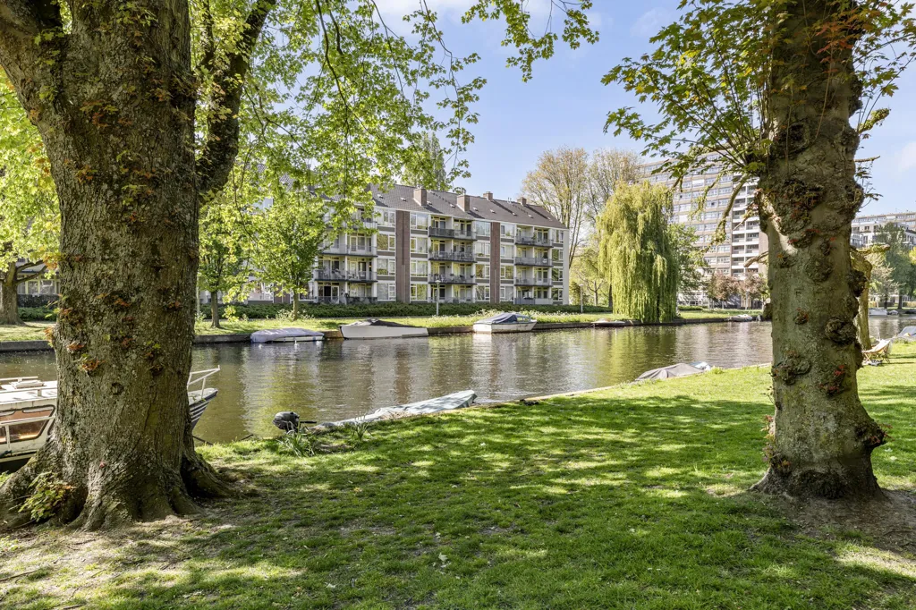 Jardin - Renovated Ground Floor Flat with Water View in Amsterdam