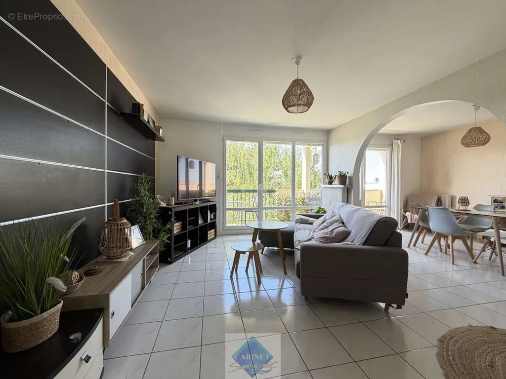 Elutuba - Spacious Apartment with South-Facing Balcony in City Centre