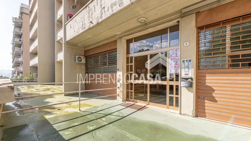 Esik - Trilocale with Balcony View in Palermo