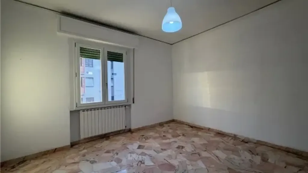 Toad - Partially Renovated Apartment with Balcony in Florence