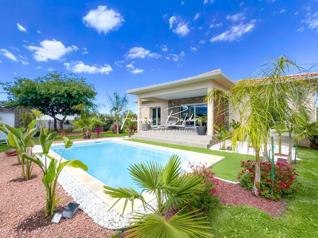 Piscine - Villa contemporaine avec piscine à l'ouest