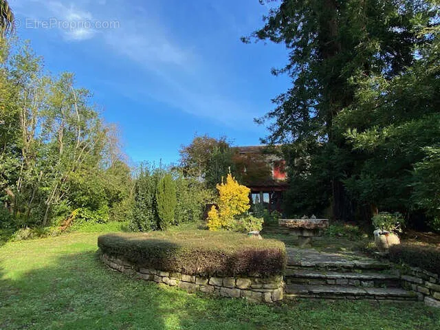 Aed - Charming Property with Historic Features in Salt Town