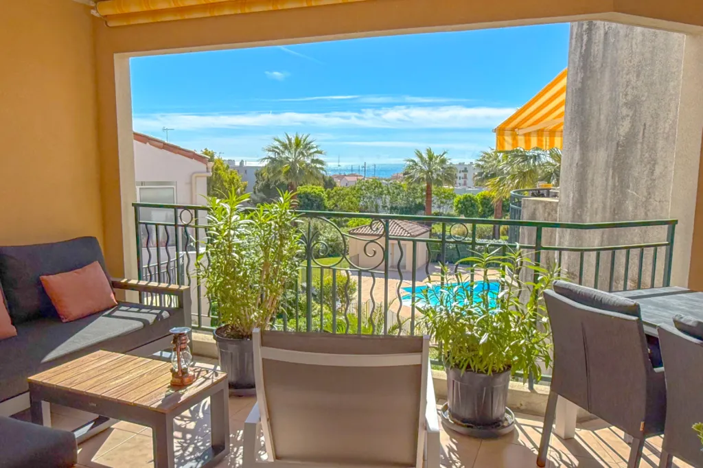 Terrass - Renovated 3-Bed Apartment with Sea View in Antibes