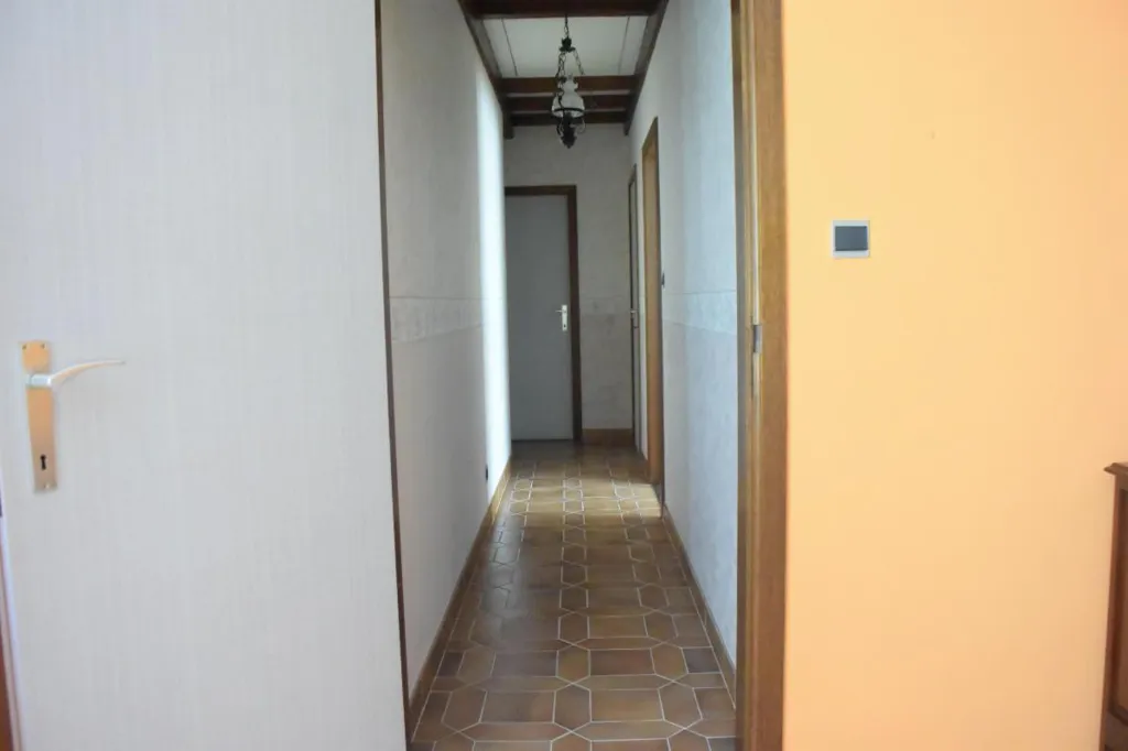 Entrée - Villa avec Terrasse et 4 Façades à Proximité