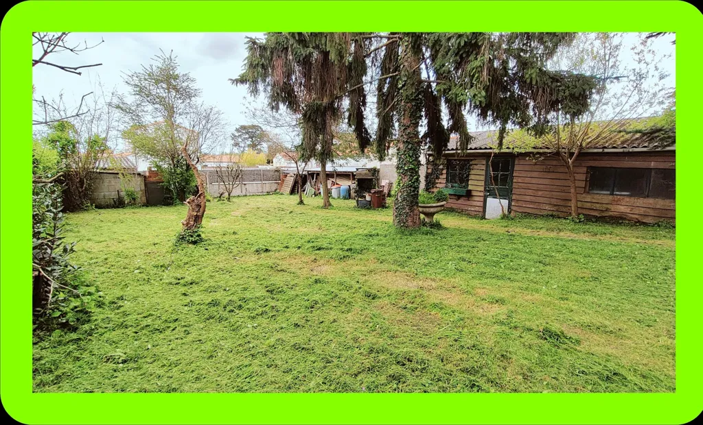 Jardin - Terrain Constructible avec Dépendances à Saint Hilaire de Chaléons