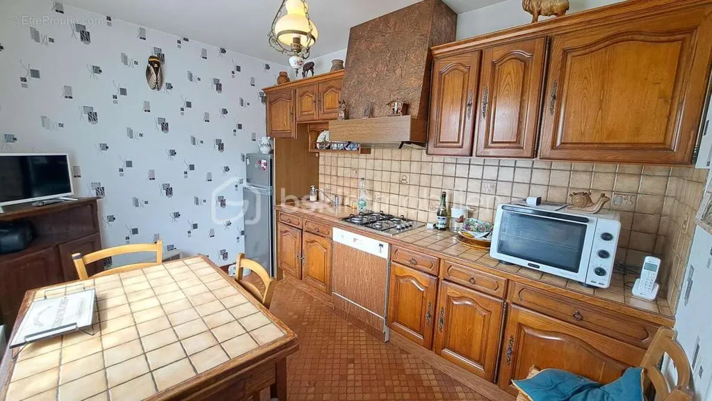 Köök - House with Basement and Garden in Pleasant Area