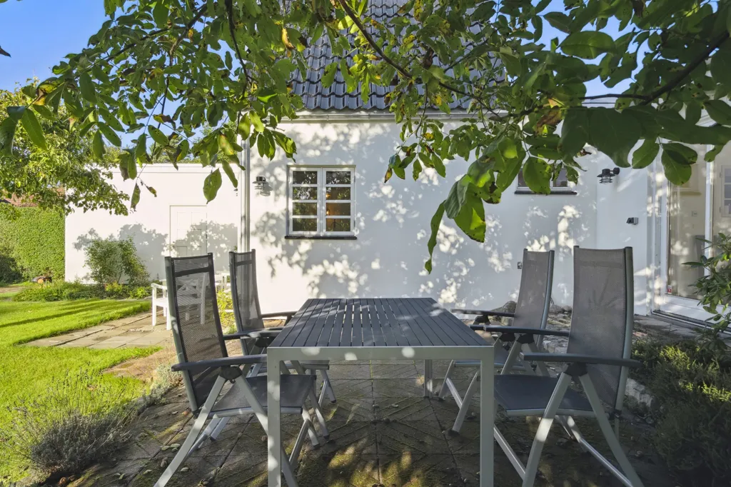 Aed - Renovated Villa with Waterside in Strøby Egede