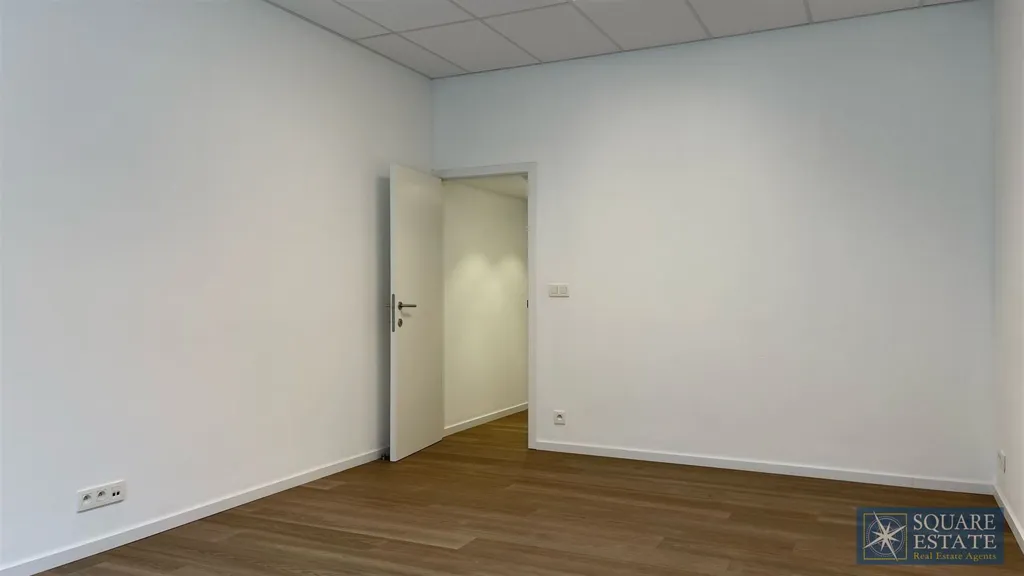 Toad - Commercial Office with Parking in Strombeek-Bever