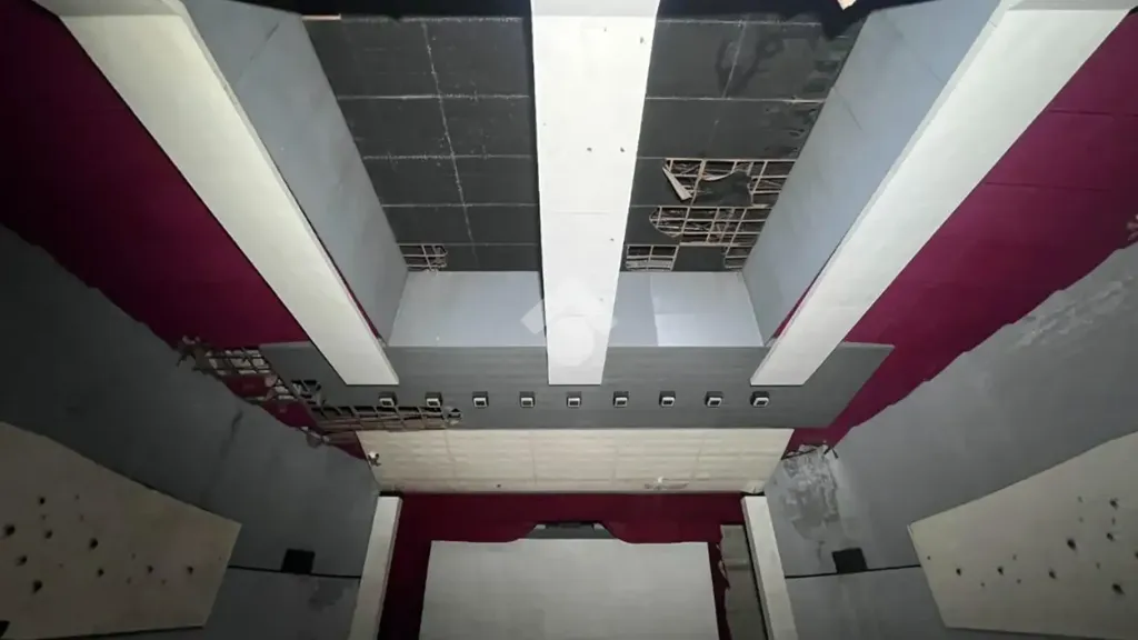 Pièces - Former Cinema with Dual Access in Mesagne