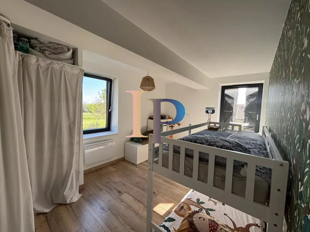 Chambres - Maison en Pierre Rénovée avec Piscine près de Charlieu
