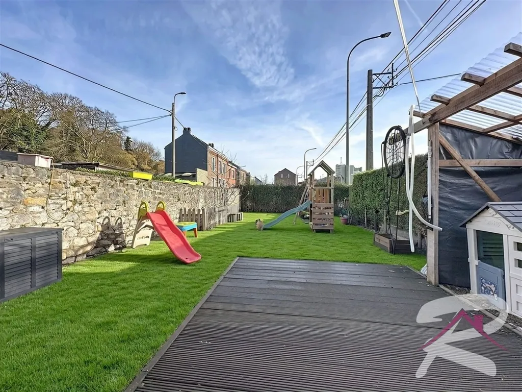 Aed - 4-Floor House with Pergola in Roufosse