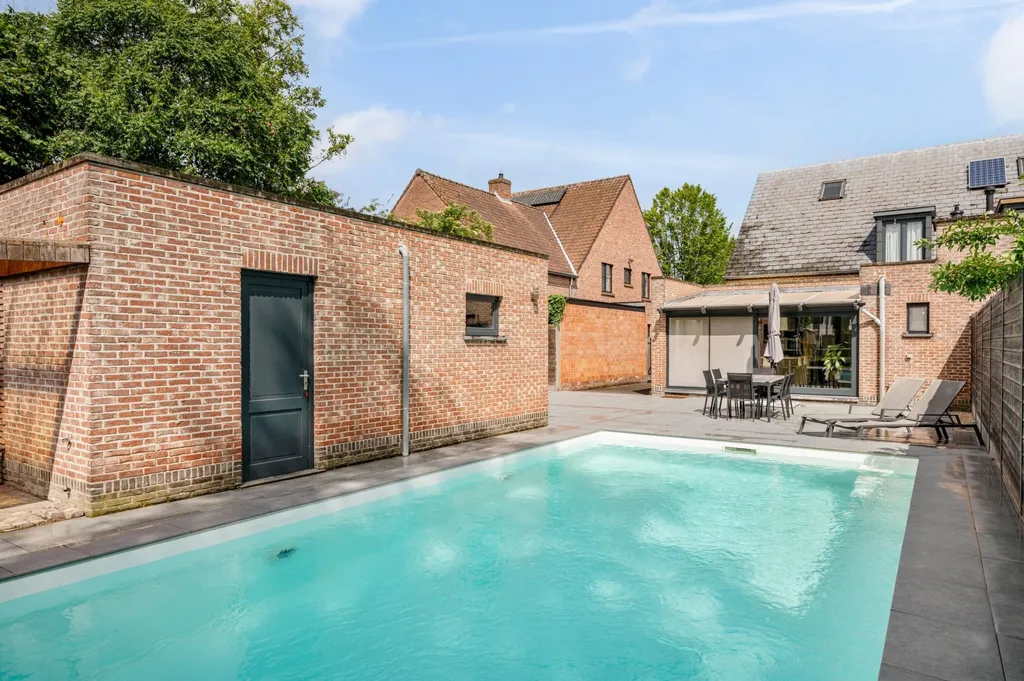 Piscine - Bâtiment Semi-ouvert Rénové avec Piscine à Berlaar