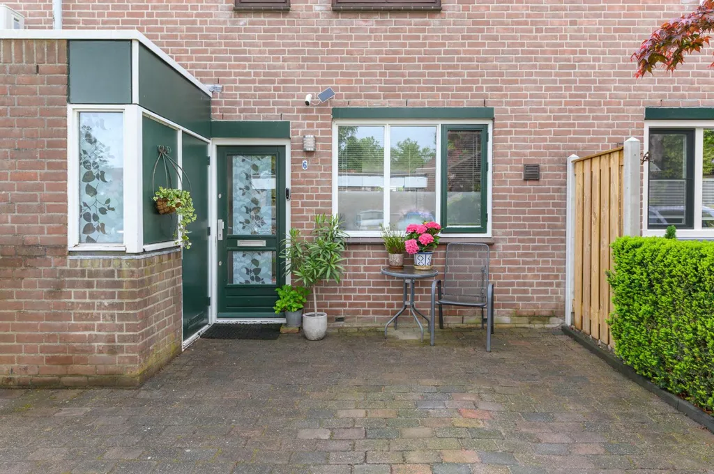 Terrass - Spacious 5-Bedroom House with Deep Garden in Almere