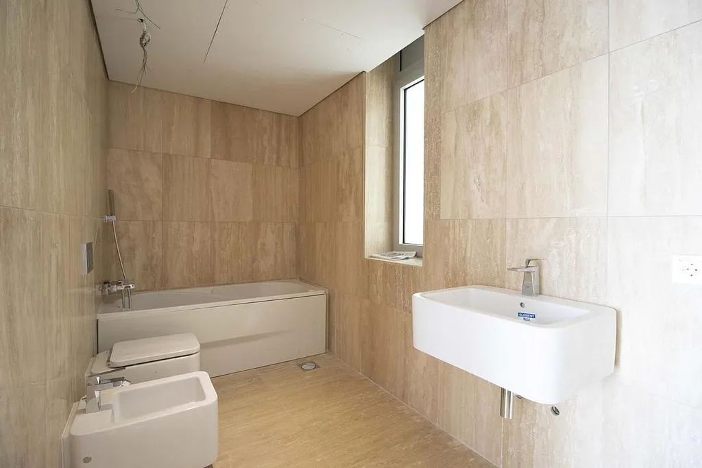 Salles de bain - Contemporary Townhouse with Pool in Ifara