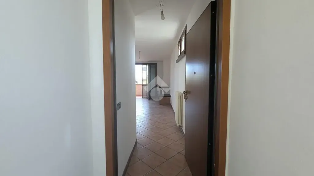 Entrée - Apartment with Triple Exposure in Gattatico