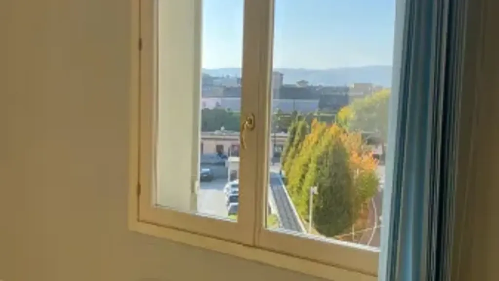 Toad - Converted Office to Apartment in Vignola Centre
