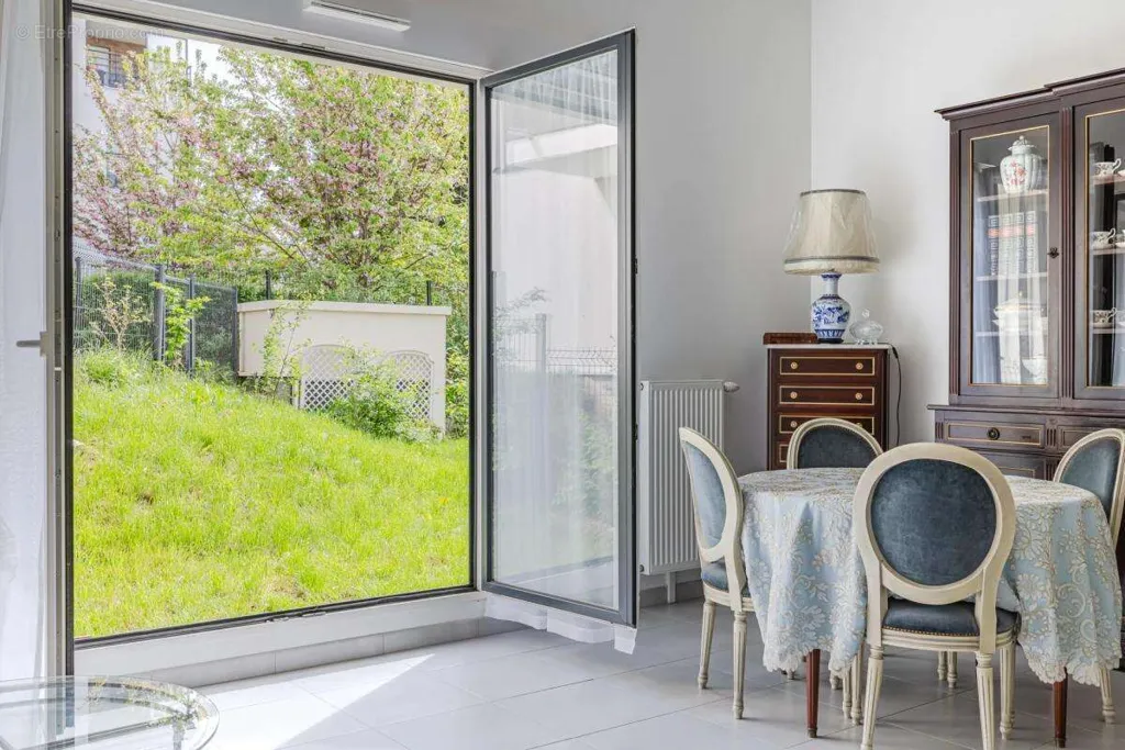 Dining Room - Modern Apartment with Garden in Orly