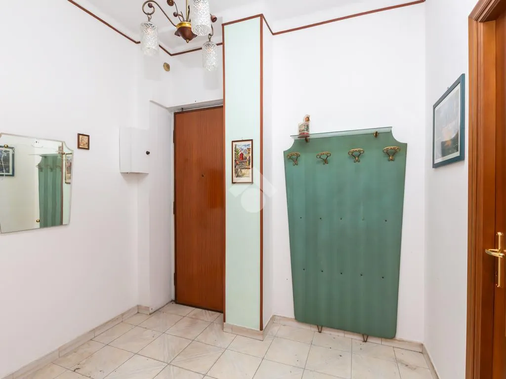Entrée - 3-Room Flat with Double Aspect in Piazza Respighi