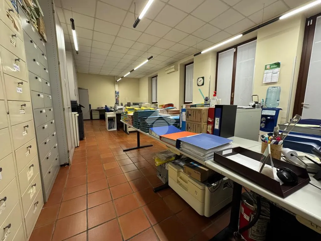 Office - Renoavted Multilocale with Private Garden in Monza