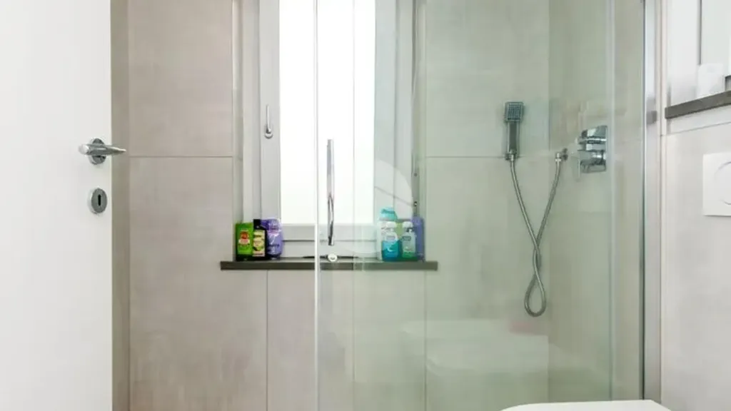 Bagni - Fully Rented Apartment with Balcony in Giaveno