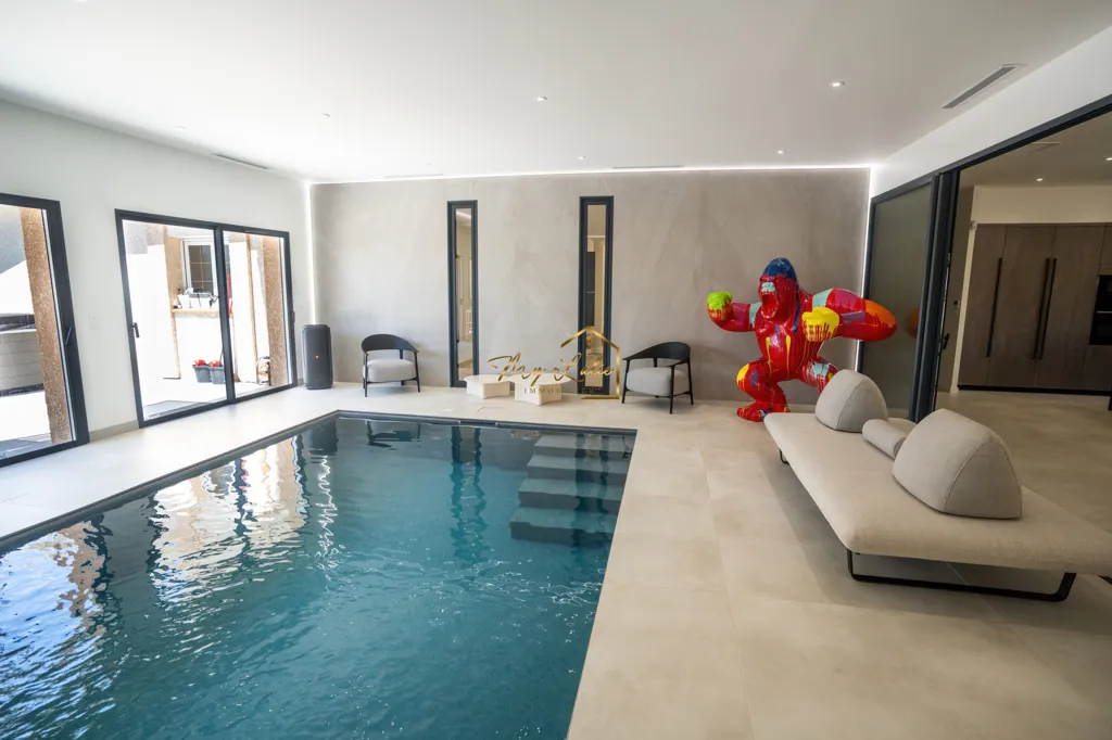 Piscine - Villa Contemporaine avec Piscine Intérieure à Environnement Préservé