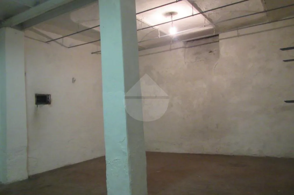 Garaaž - Commercial Space with 5 Vitrines in Florence Viali