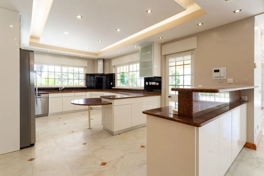 Kitchen - Luxury Villa with Pool in Rio de Mouro