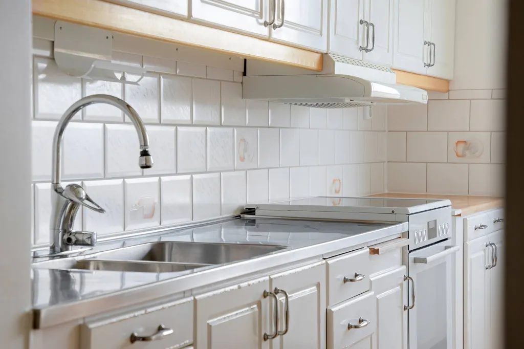 Cuisine - Spacious 2nd Floor Flat with Balcony in Sunny Location