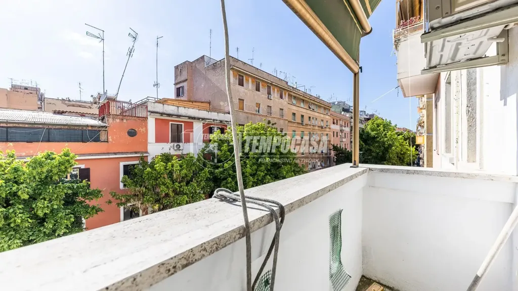 Rõdu - Ristrutturated Flat with Balcony in Rome