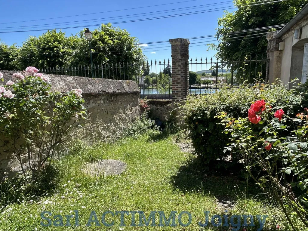 Giardino - City Centre House with River View in Joigny