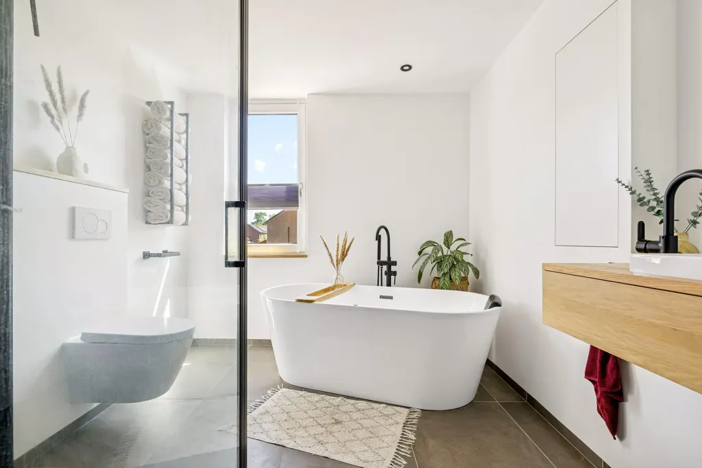 Salles de bain - Corner House with Garden at Forest Edge in Lelystad