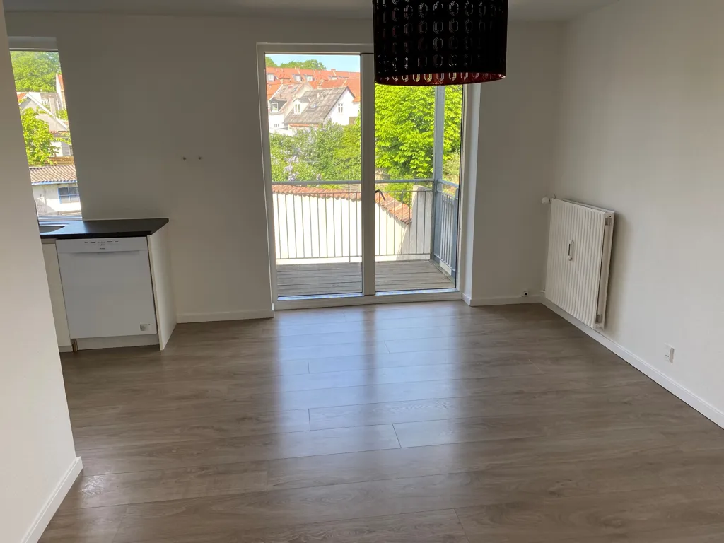 Pièces - Spacious 4-Room Apartment with Balcony in Horsens