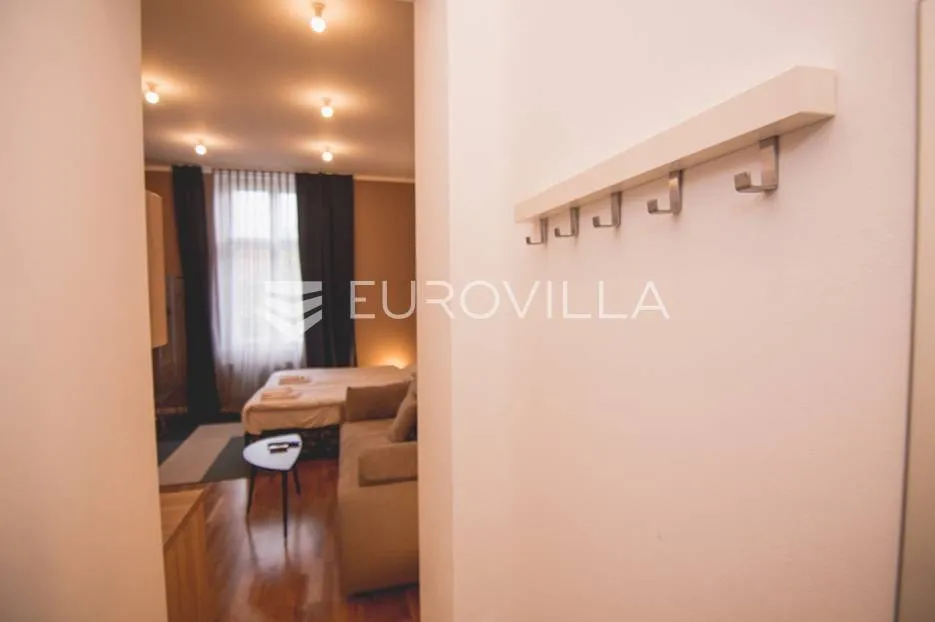 Entrée - Adapted Multi-Unit Apartment in Donji Grad
