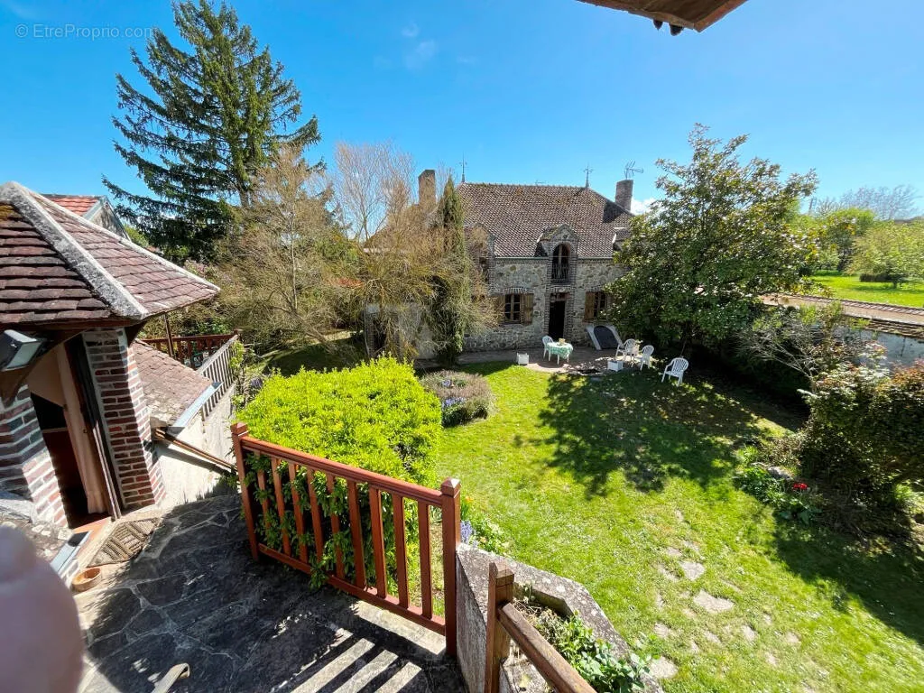 Aed - Charming Two-Home Property with Garden in Sens