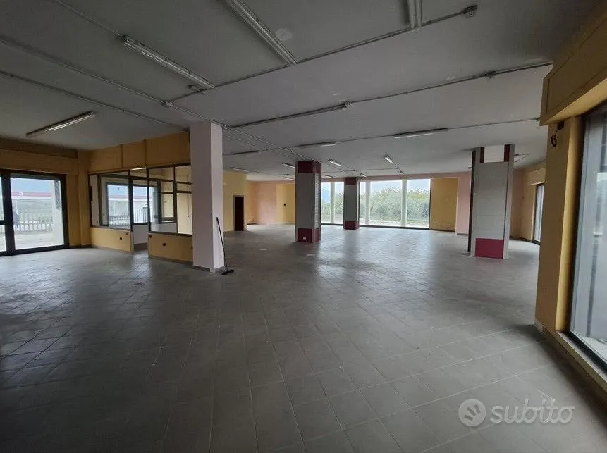 Pièces - Commercial Space with High Visibility in Montesarchio