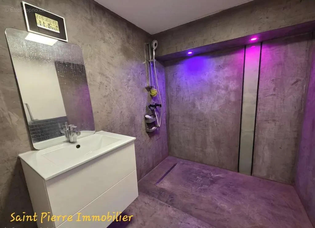 Salles de bain - Complexe d'Appartements de Luxe avec Piscine à Martigues